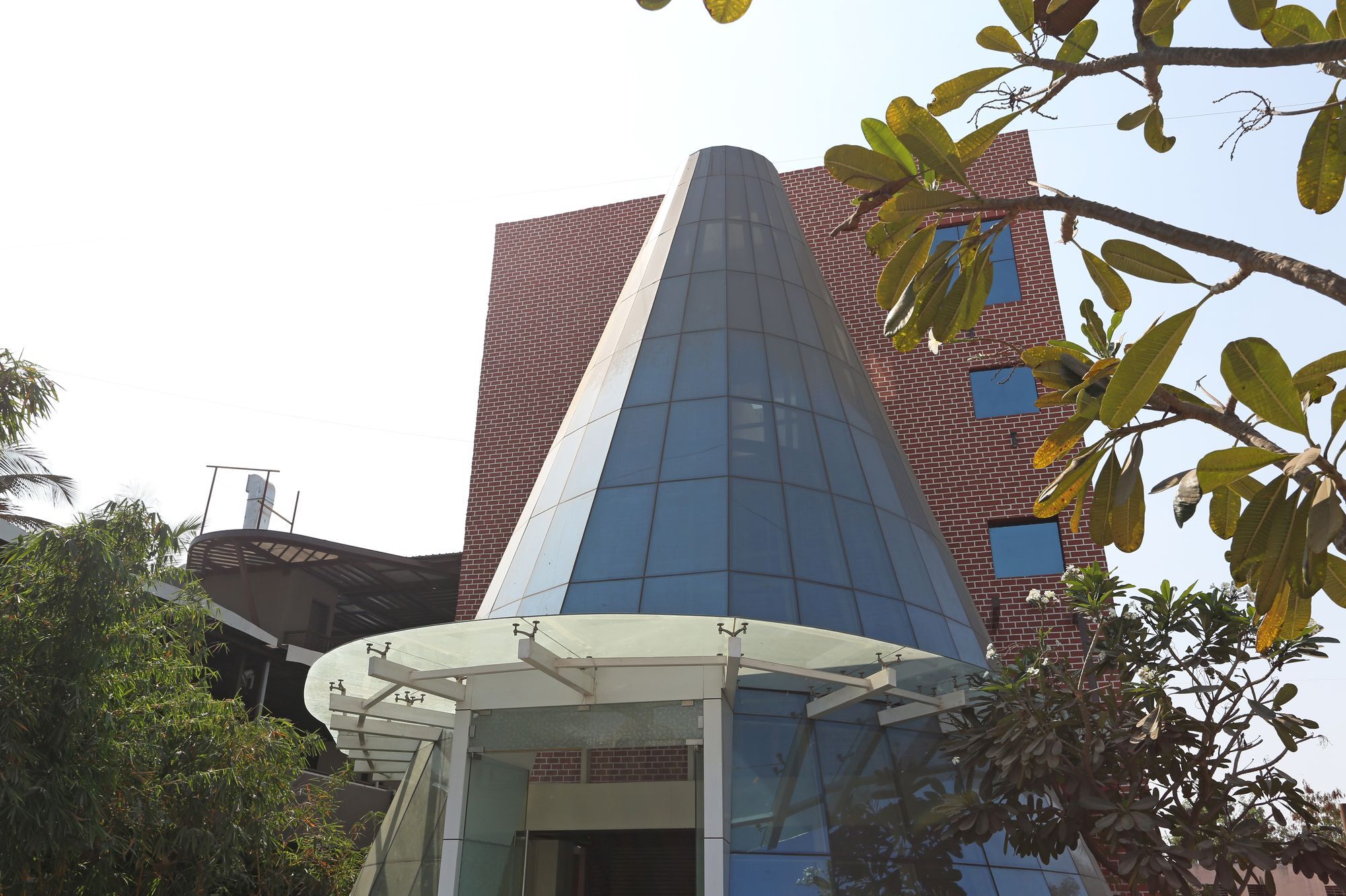 Oyo8190萨蒂扬酒店 舍地 外观 照片